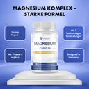 Flasche Magnesium Komplex Kapseln auf Podest. Text: Vegane Kapseln, 7 Verbindungen, mit Vitamin C, 60 Kapseln, Designed in Germany.