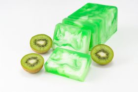 Nesbel Seife Kiwi – fruchtig & peelend | Glycerin & Ziegenmilch