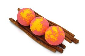 Badebombe Granatapfel mit Traubenkernöl 1 Stück 125 g