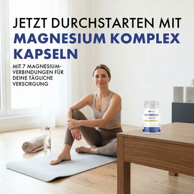 Frau sitzt auf einer Yogamatte. Auf einem Tisch steht eine Flasche Magnesium Komplex Kapseln.