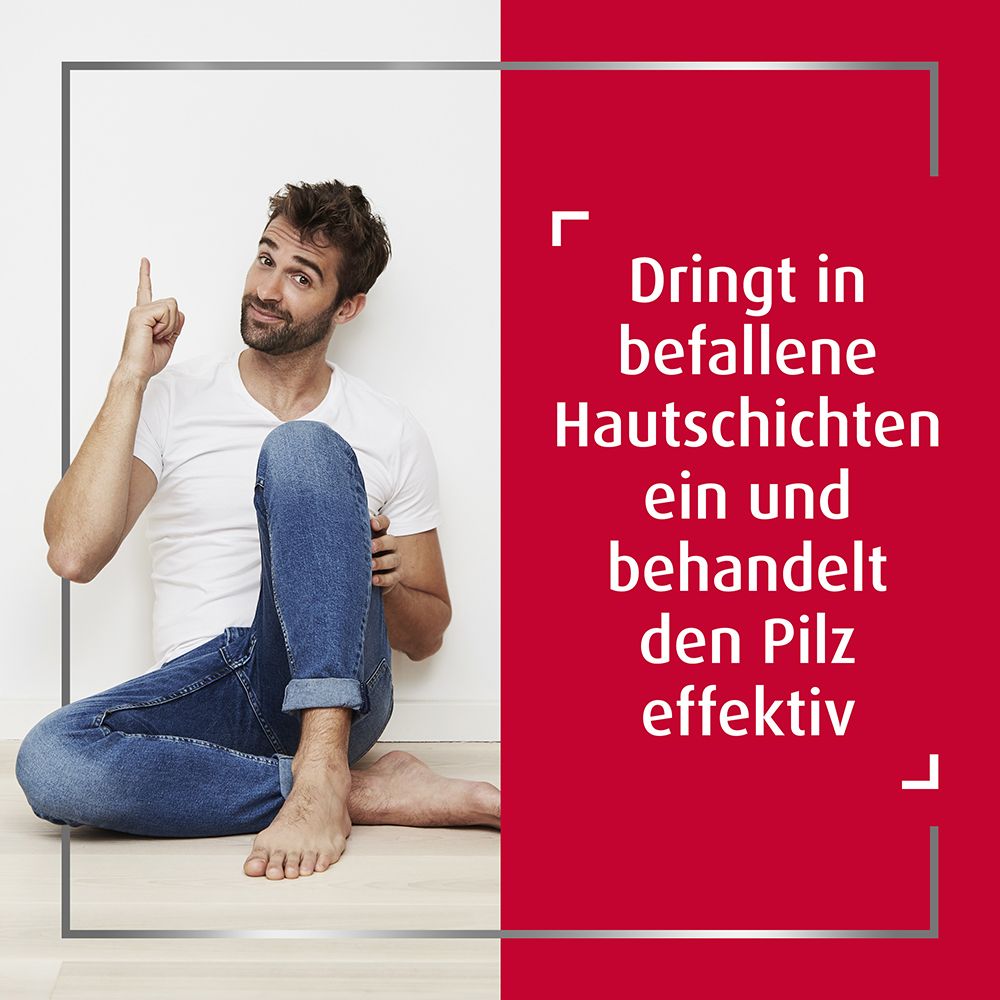 Mann sitzt. Text: Dringt in befallene Hautschichten ein und behandelt den Pilz effektiv.