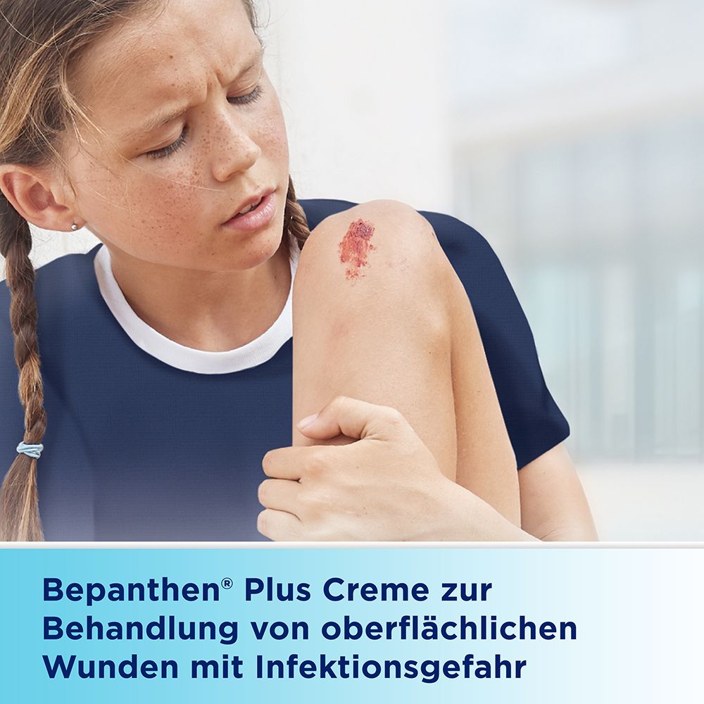 Kind mit Schürfwunde am Knie. Text: Bepanthen® Plus Creme zur Behandlung von oberflächlichen Wunden.