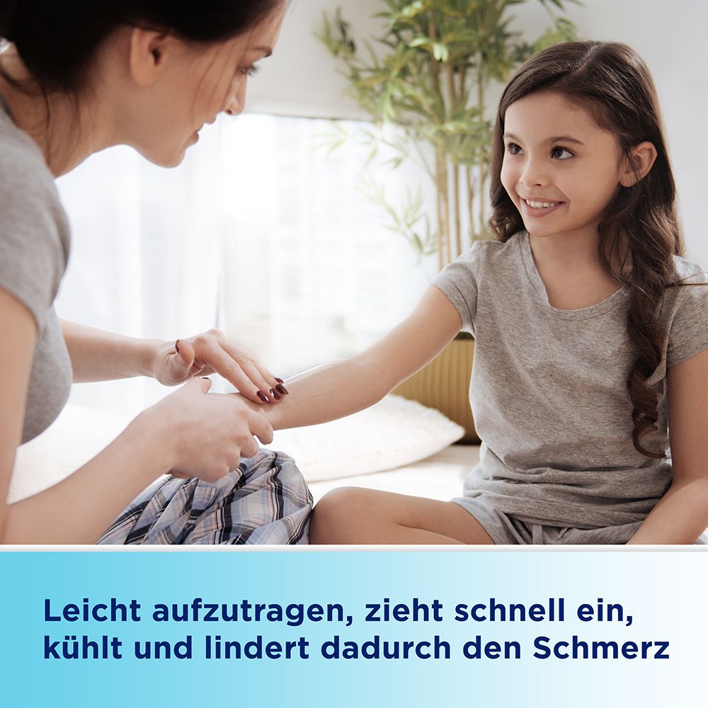 Mutter trägt Creme auf Arm eines Kindes auf. Text: Leicht aufzutragen, zieht schnell ein, kühlt und lindert den Schmerz.
