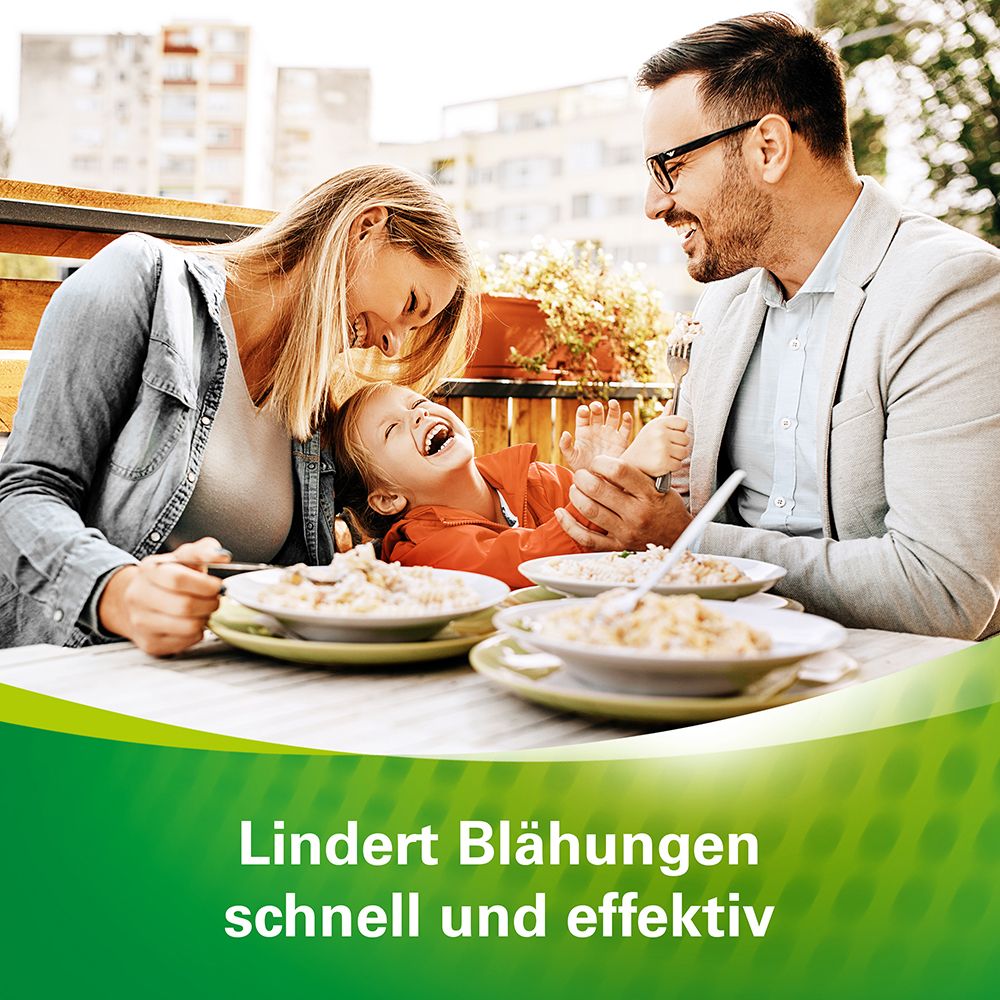 Familie am Tisch. Text: Lindert Blähungen schnell und effektiv.