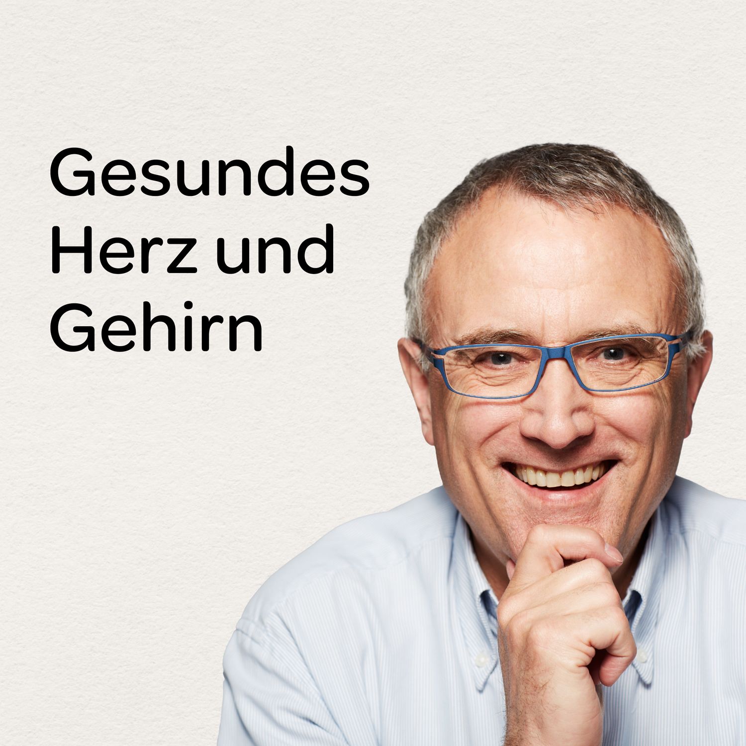 Porträt eines lächelnden Mannes mit Brille. Text: Gesundes Herz und Gehirn.