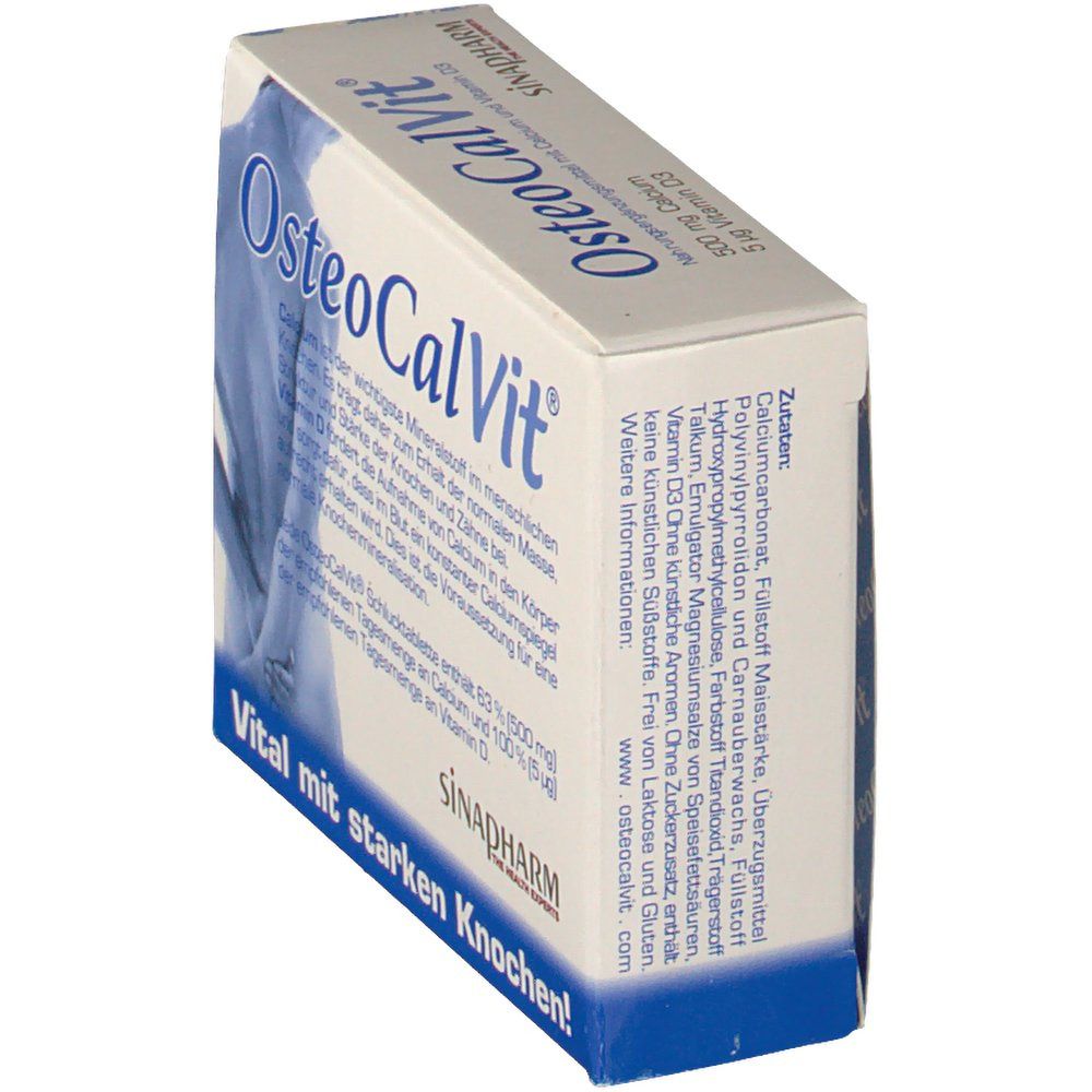OsteoCalVit-Verpackung, schräg. Enthält 500 mg Calcium, 5 µg Vitamin D3. SINAPHARM. Text: Vital mit starken Knochen!