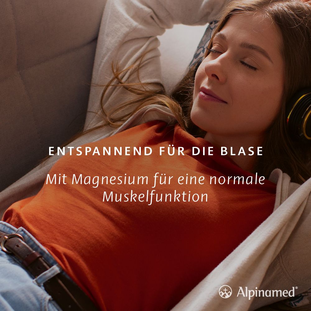 Frau liegt entspannt auf einer Couch. Text: Entspannend für die Blase. Alpinamed Logo.