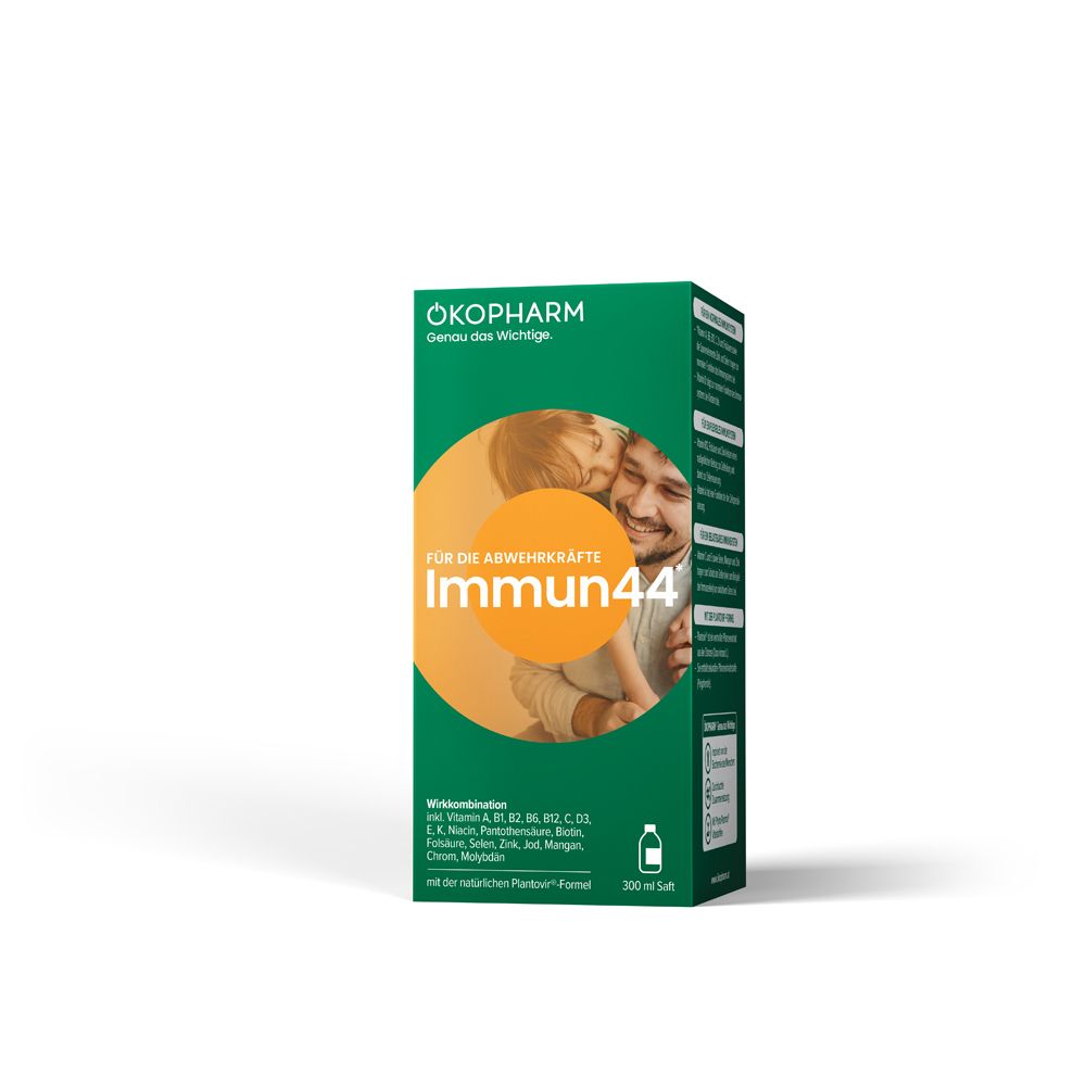 Grüne Verpackung mit ÖKOPHARM® Immun44® Saft. Orangefarbenes Label mit Text und Abbildung einer Familie.