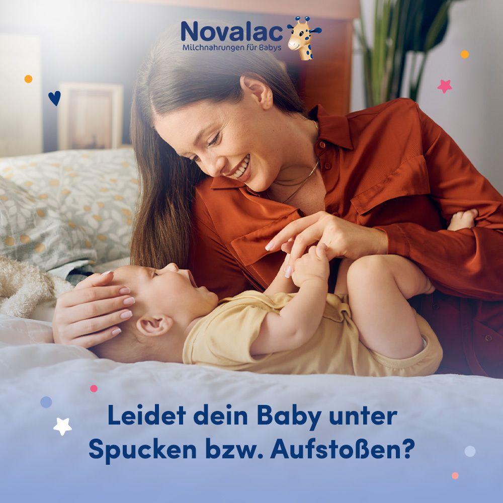 Mutter und Baby liegen auf dem Bett. Text: Leidet dein Baby unter Spucken bzw. Aufstoßen?