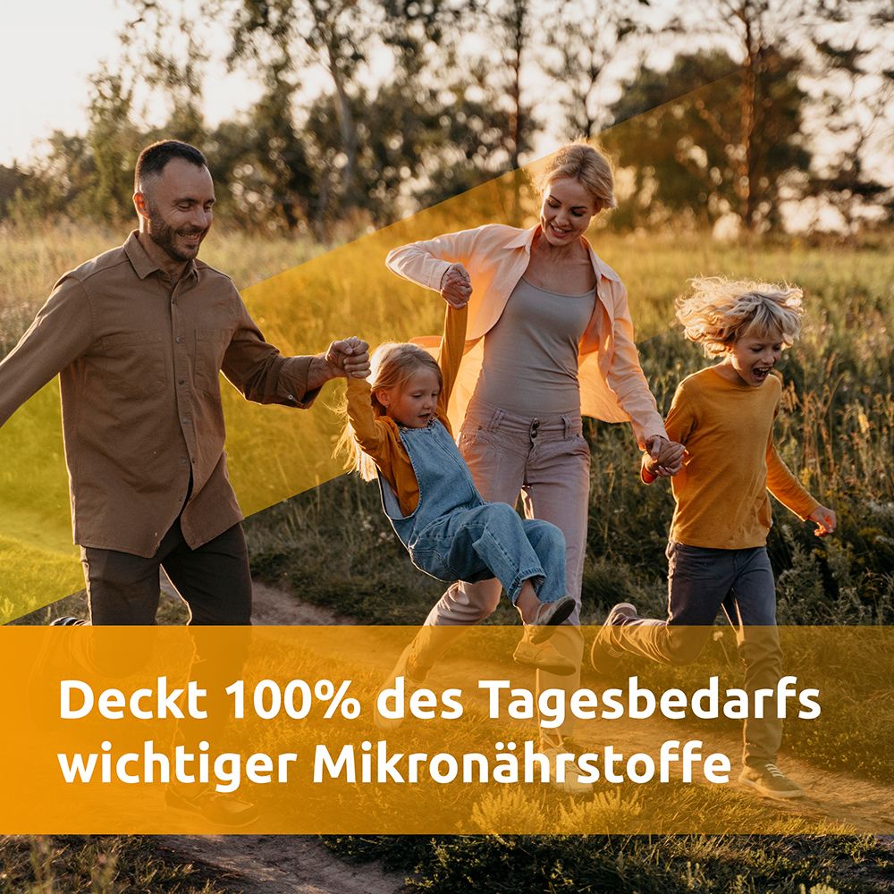 Familie im Freien. Text: Deckt 100% des Tagesbedarfs wichtiger Mikronährstoffe.
