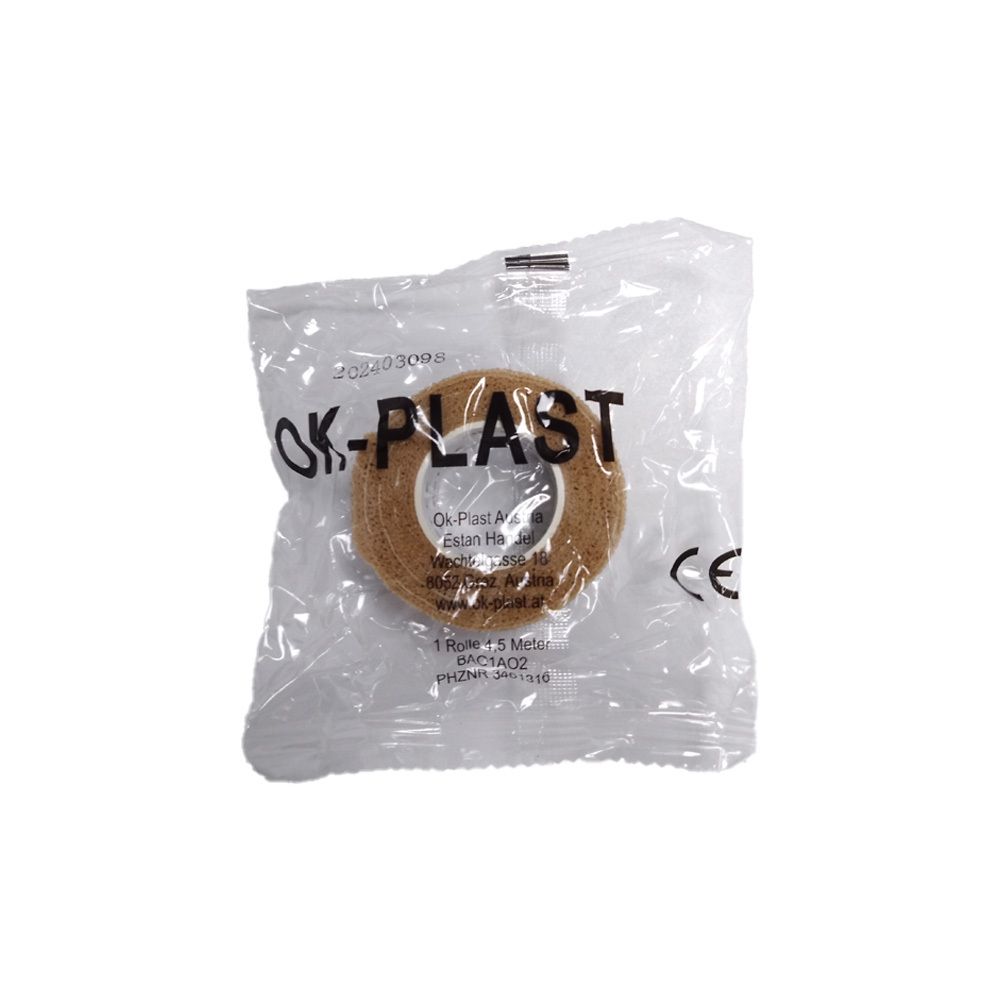 OK-Plast-Bandage in transparenter Verpackung. Beige Bandage, weißer Kern mit Schriftzug.