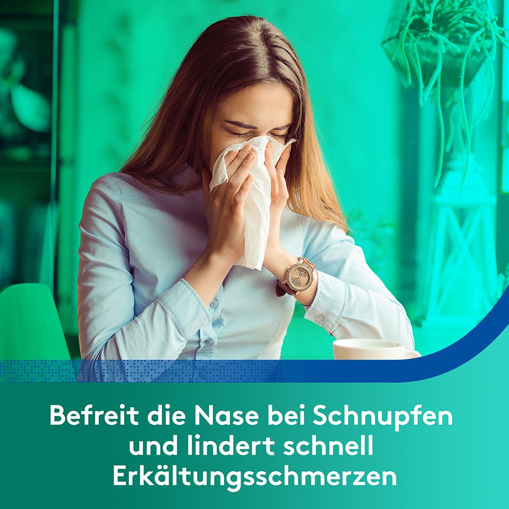 Frau putzt sich die Nase mit einem Taschentuch. Text: Befreit die Nase bei Schnupfen und lindert Erkältungsschmerzen.