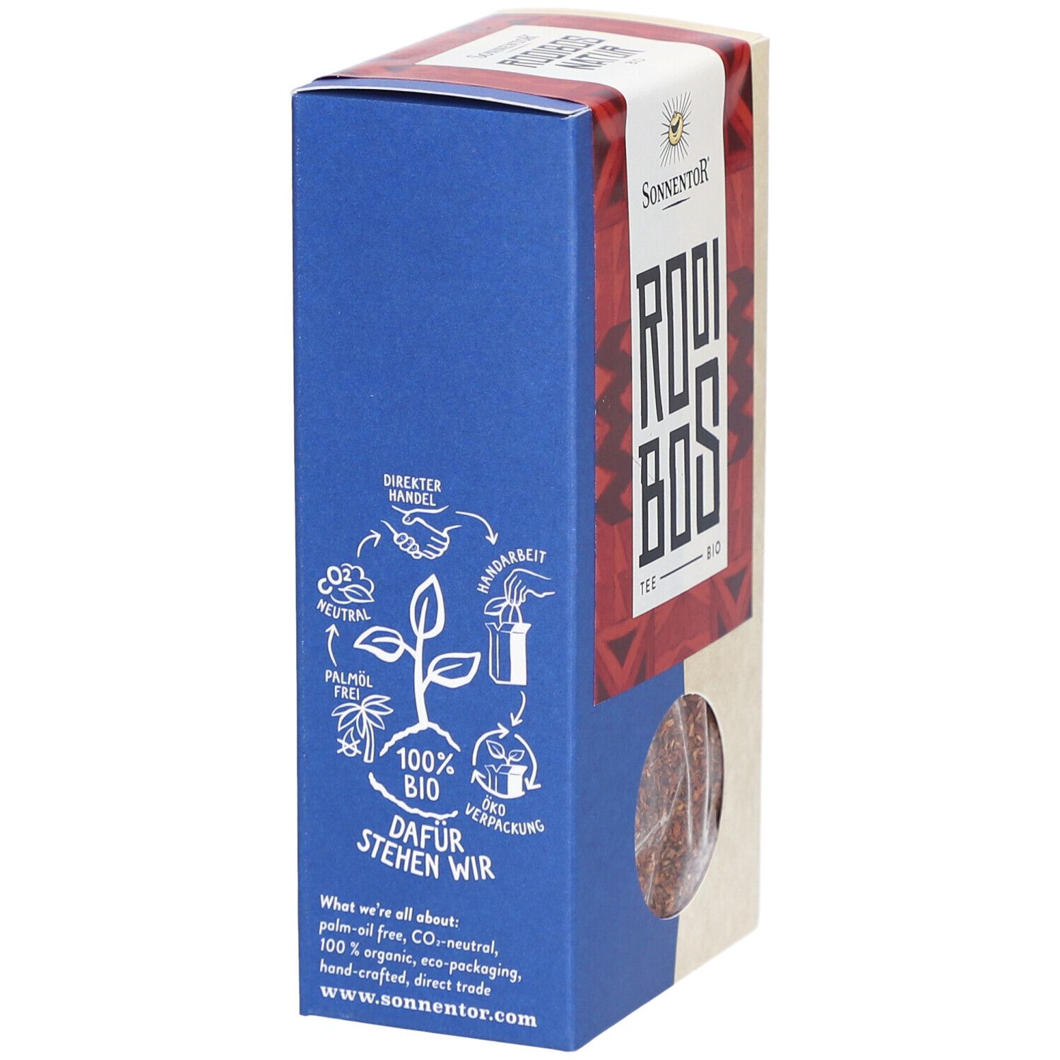 Blaue Seite der Kartonverpackung. Logos und Text über nachhaltige Praktiken. Sichtfenster mit losem Rooibos-Tee.