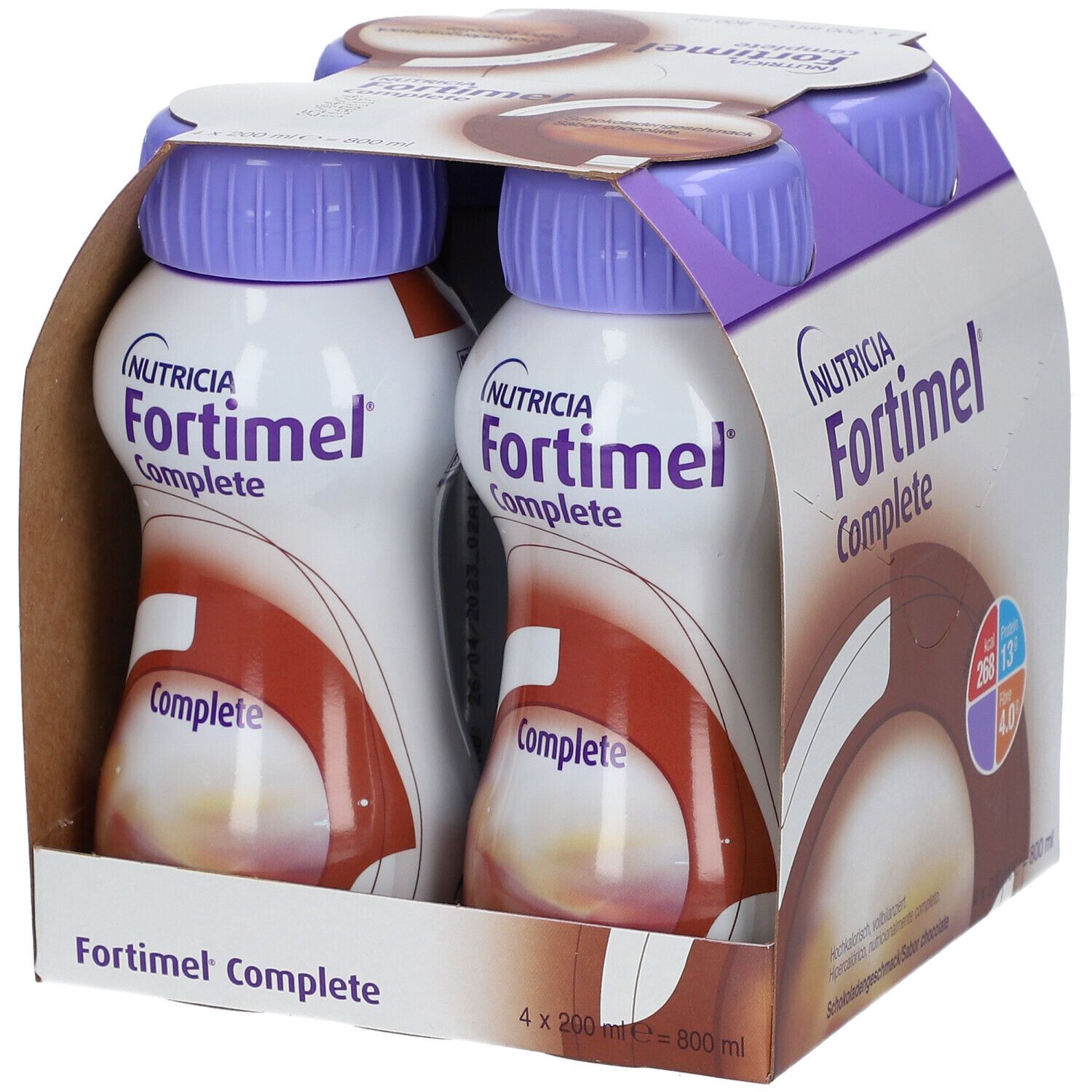 Packung mit vier Flaschen Fortimel Complete Schokolade. Flaschen mit lila Deckeln, in Pappverpackung. Produktname und Logo.