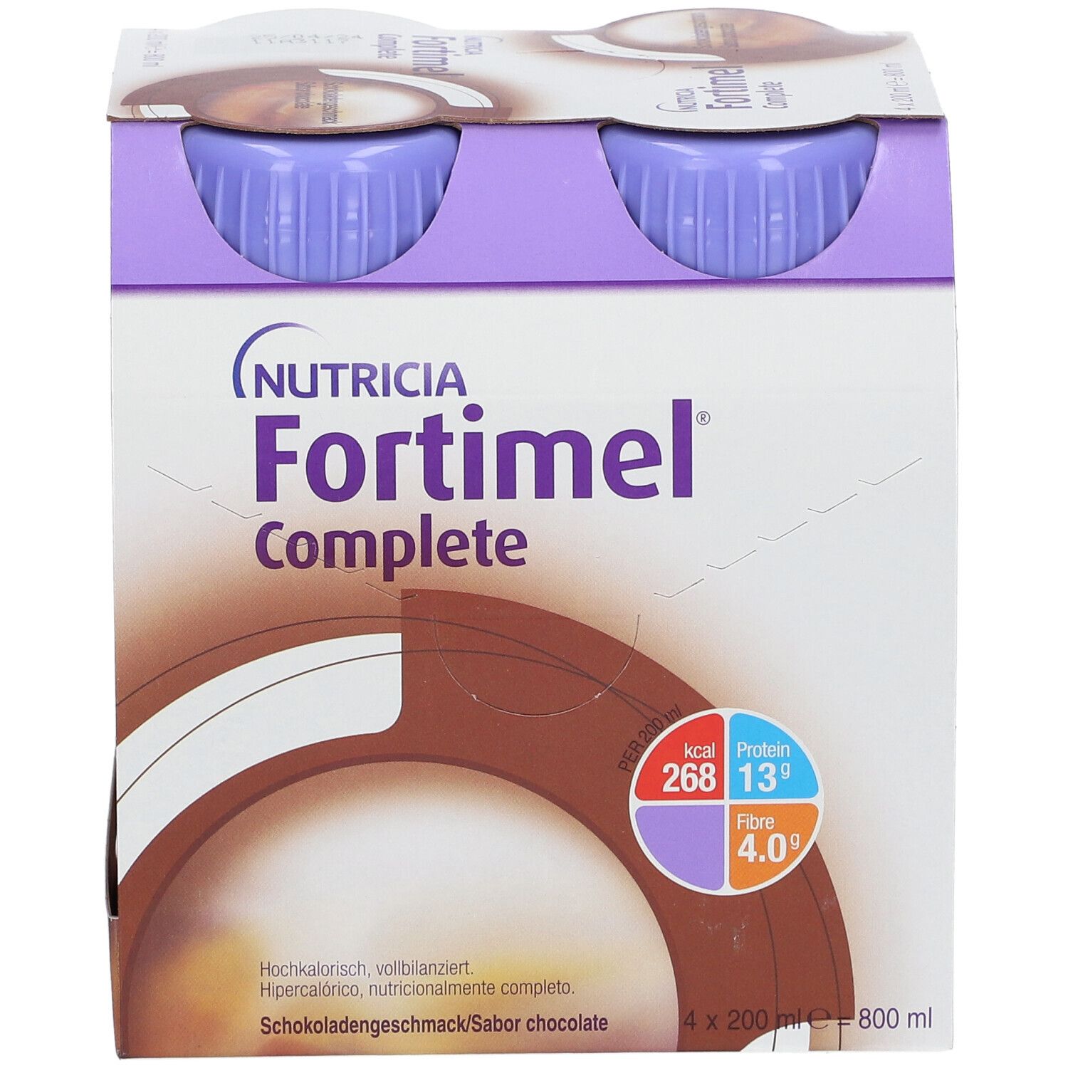Packung mit vier Flaschen Fortimel Complete Schokolade. Flaschen mit lila Deckeln, in Pappverpackung. Nährwertangaben.