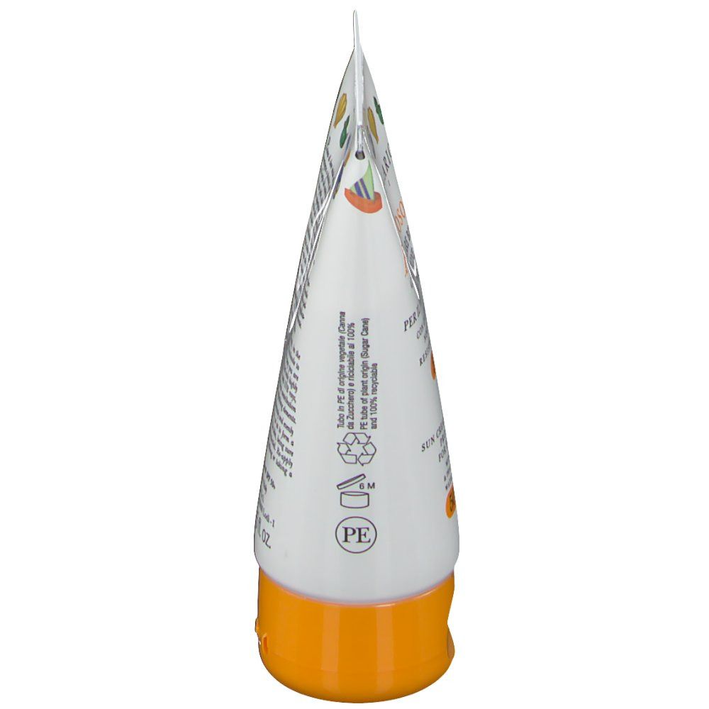 Seitenansicht der Sonnencreme-Tube. Weiß, mit Text. Orangefarbener Deckel. Recycling-Symbole.