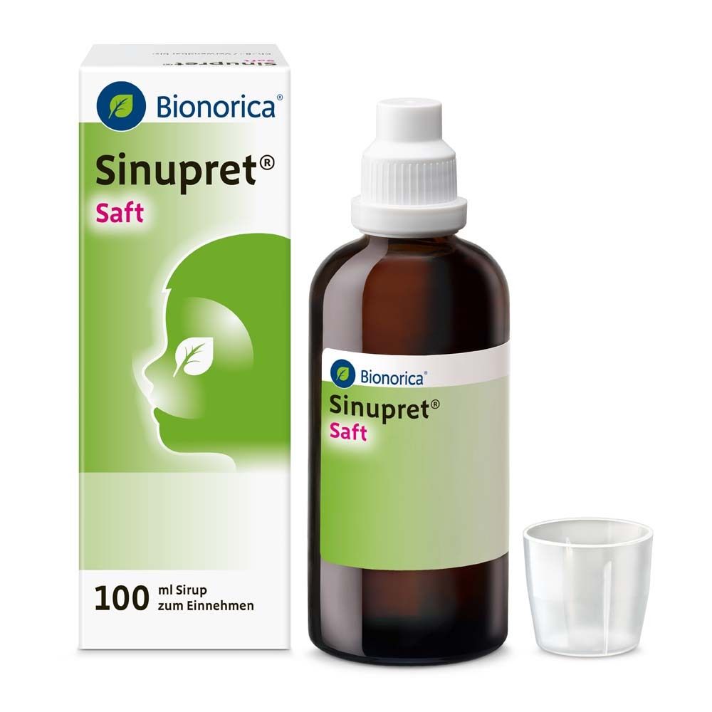Sinupret® Saft-Flasche und Messbecher. Braune Flasche mit weißem Deckel. Messbecher daneben.