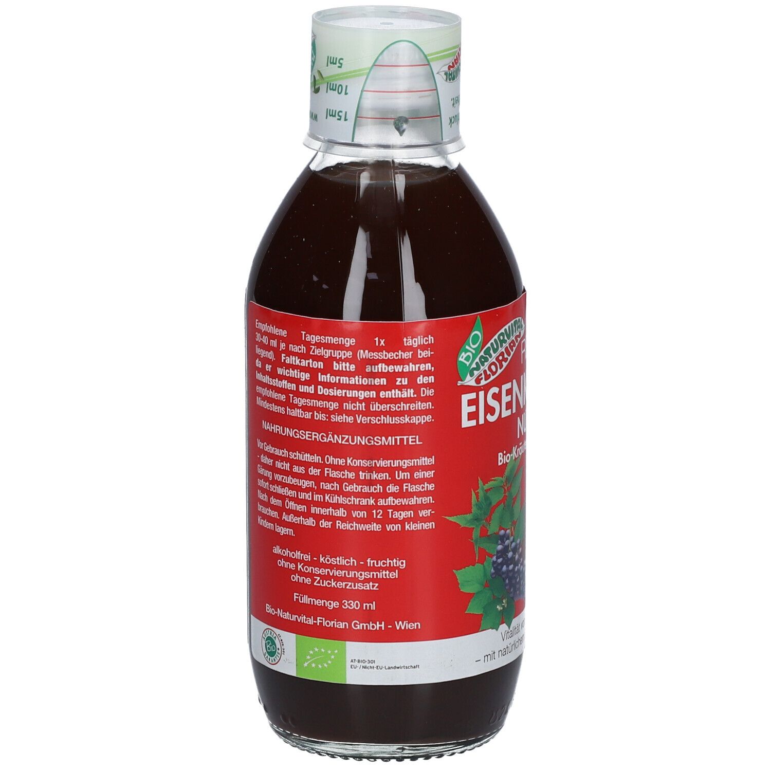 Braune Flüssigkeit in einer Flasche mit rotem Etikett. Aufschrift: Revital Eisenkraut. Rückseite mit Text.