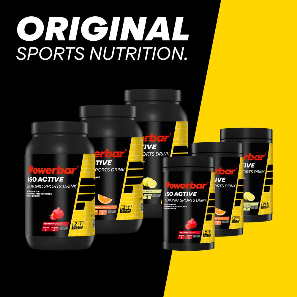 Mehrere Dosen PowerBar Isoactive, verschiedene Geschmacksrichtungen. Schwarze Dosen mit gelben Akzenten. Aufschrift: Isoactive, isotonisches Sportgetränk.