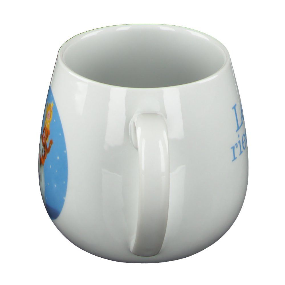 Weißer Keramikbecher mit Henkel. Der Becher hat eine runde Form. Auf der Seite steht in blauer Schrift "Leise rieselt der Tee!".