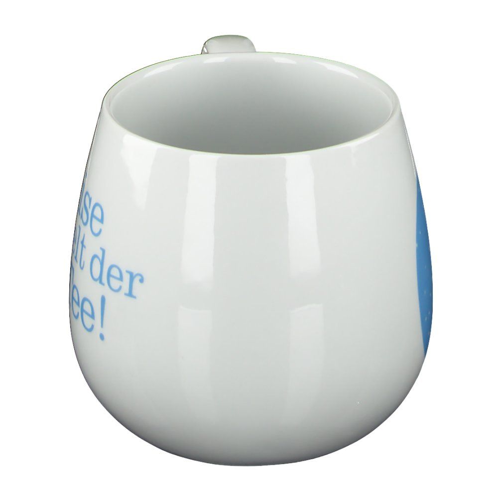 Weißer Keramikbecher mit Henkel. Auf der Seite steht in blauer Schrift "Leise rieselt der Tee!". Der Becher hat eine runde Form.