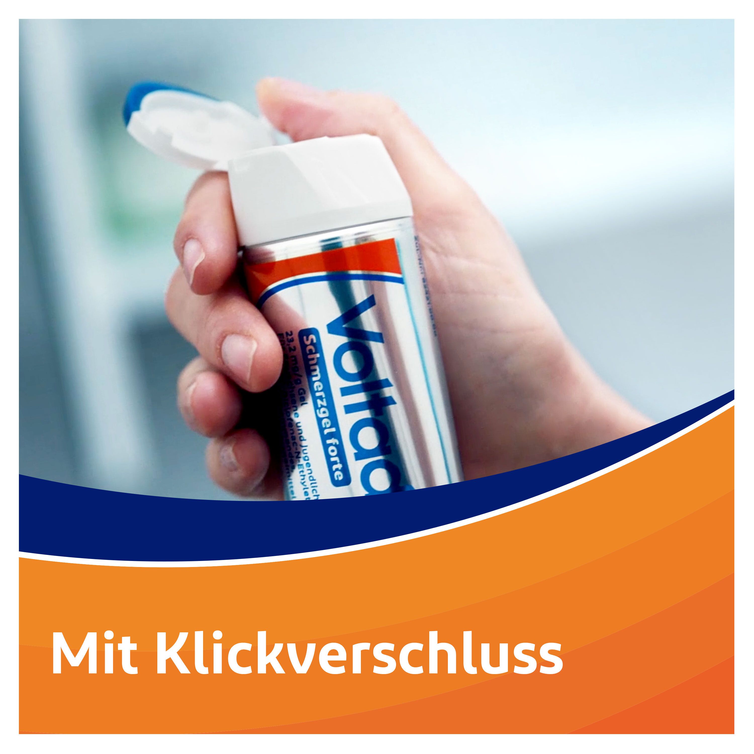Hand hält eine Tube Voltadol Forte. Mit Klickverschluss. Silberne Tube mit blauem und orangefarbenem Design. Logo sichtbar.