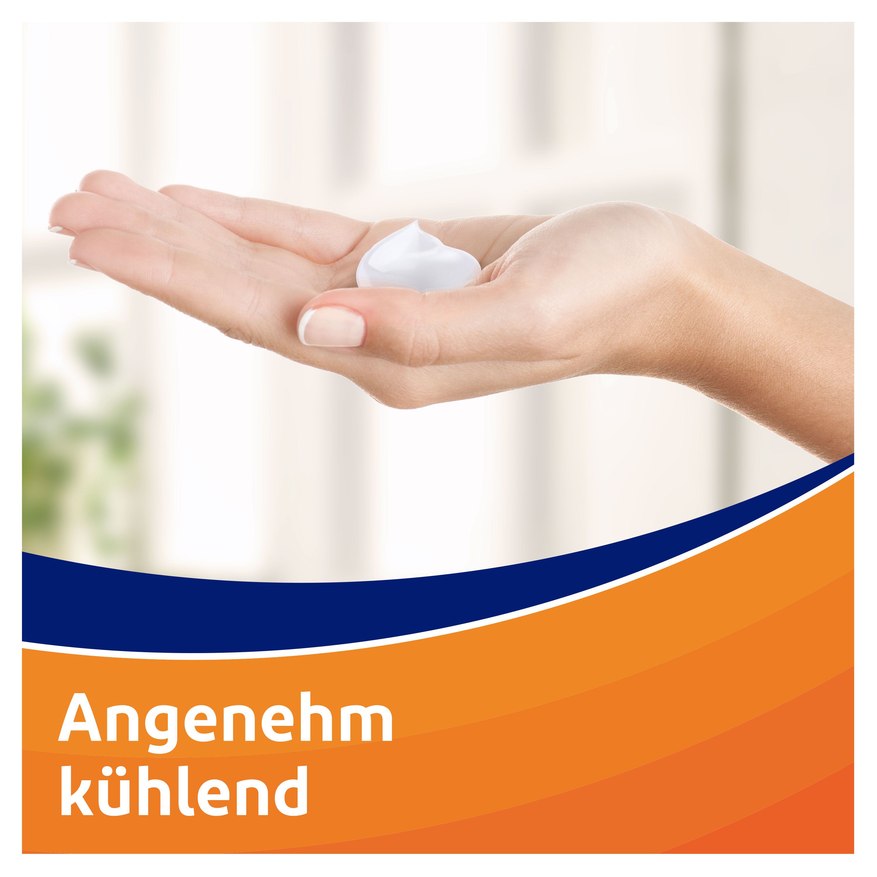 Hand mit weißem Gel. Text: Angenehm kühlend. Hintergrund unscharf. Logo und Produktname nicht sichtbar.
