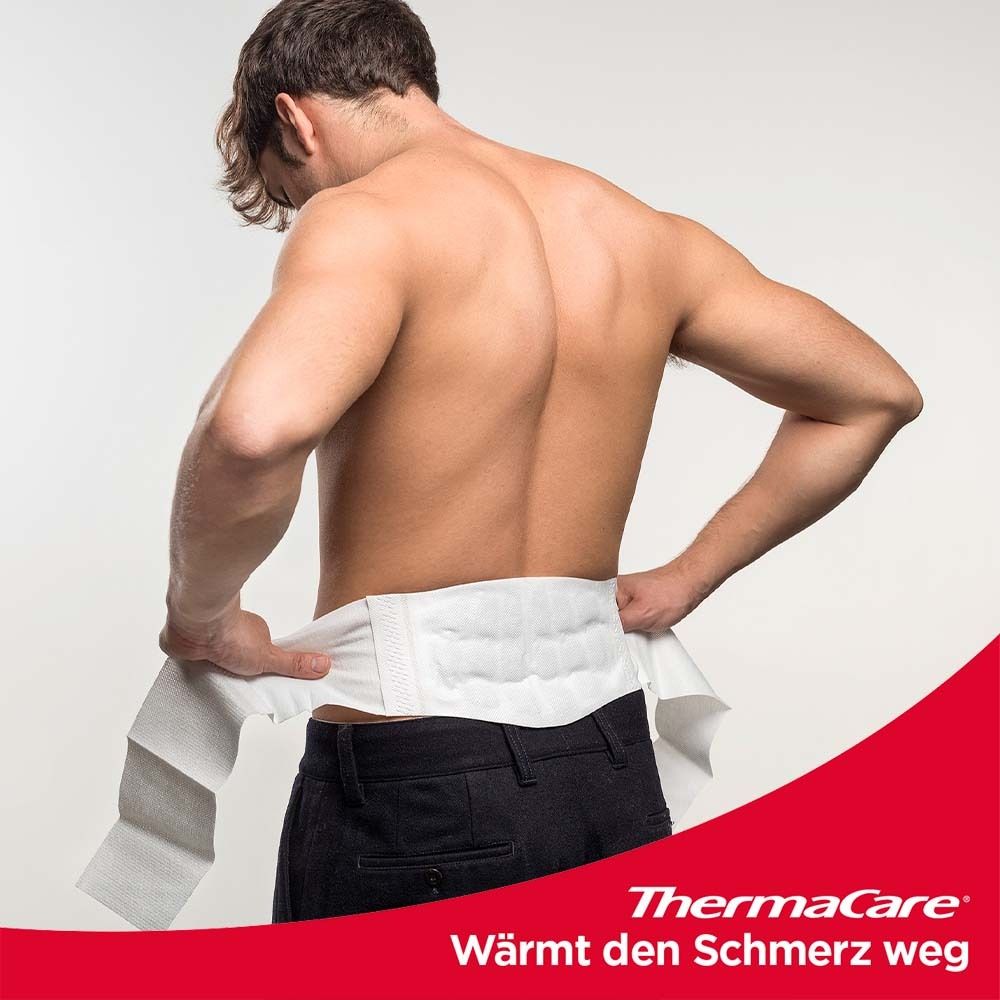 Mann mit ThermaCare®-Wärmeumschlag am Rücken. Weißer Umschlag, der um den unteren Rücken gewickelt wird.