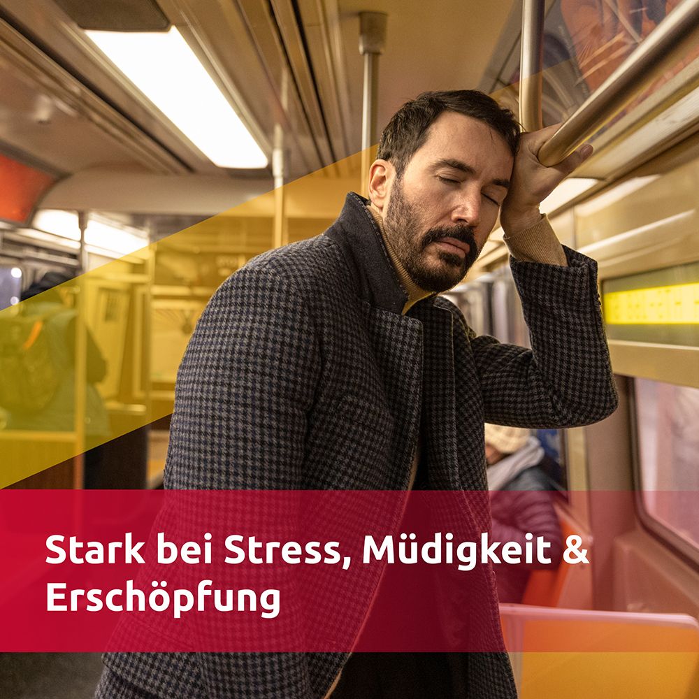 Mann im Mantel schläft in der U-Bahn. Text: Stark bei Stress, Müdigkeit & Erschöpfung.