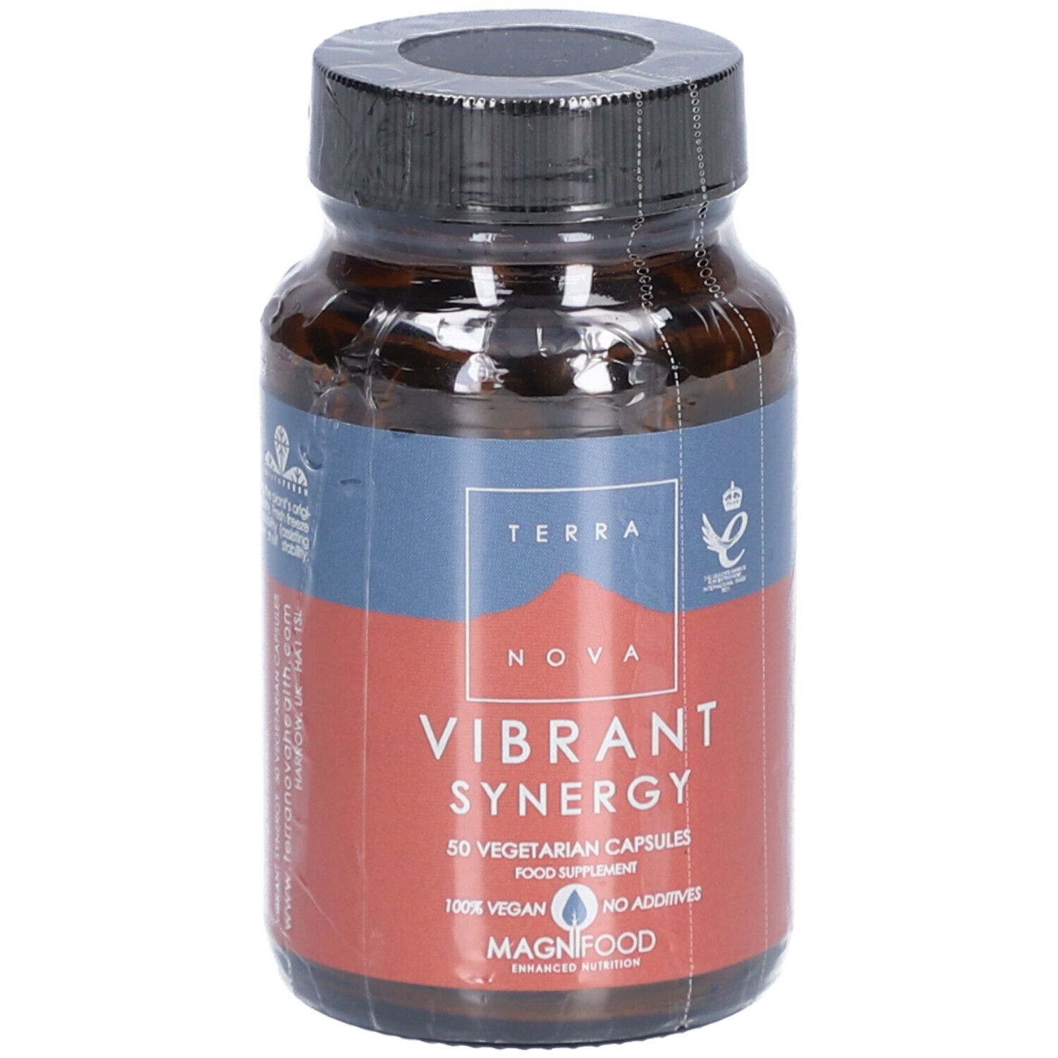 Braune Glasflasche mit schwarzem Deckel. Etikett mit "TERRA NOVA VIBRANT SYNERGY" und "50 vegetarian capsules".