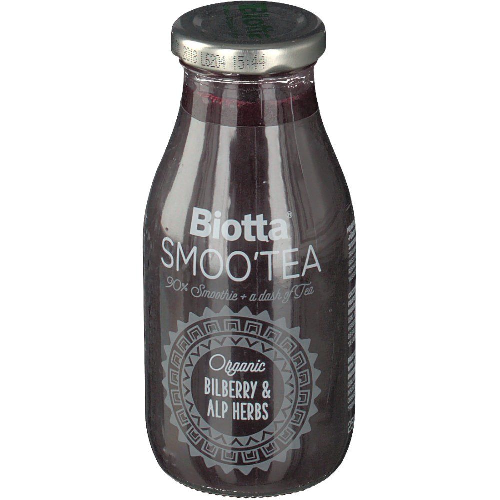 Glasflasche mit Biotta Smoo'Tea Heidelbeere Alpenkräuter. Sichtbar: Logo, Produktname, Zutaten. Deckel silberfarben.