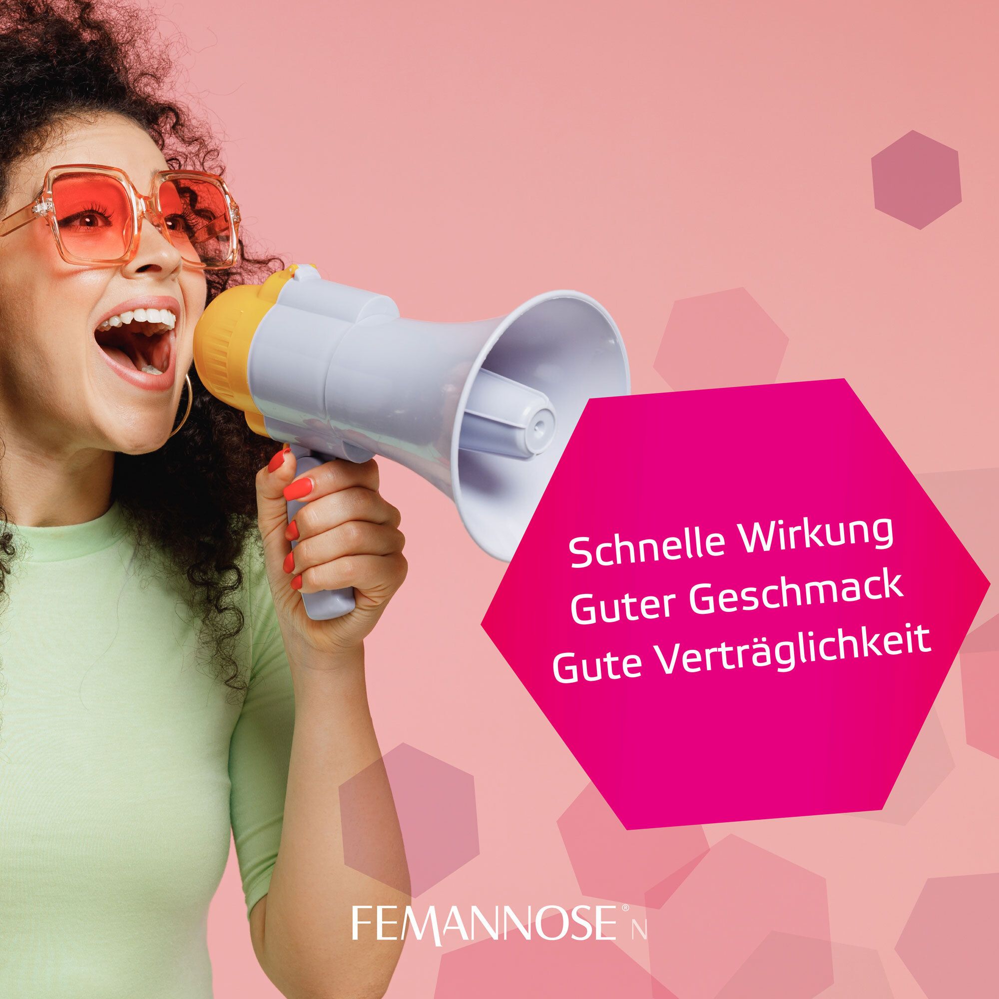Frau mit Megaphon. Text: Schnelle Wirkung, Guter Geschmack, Gute Verträglichkeit. FEMANNOSE® N Logo.