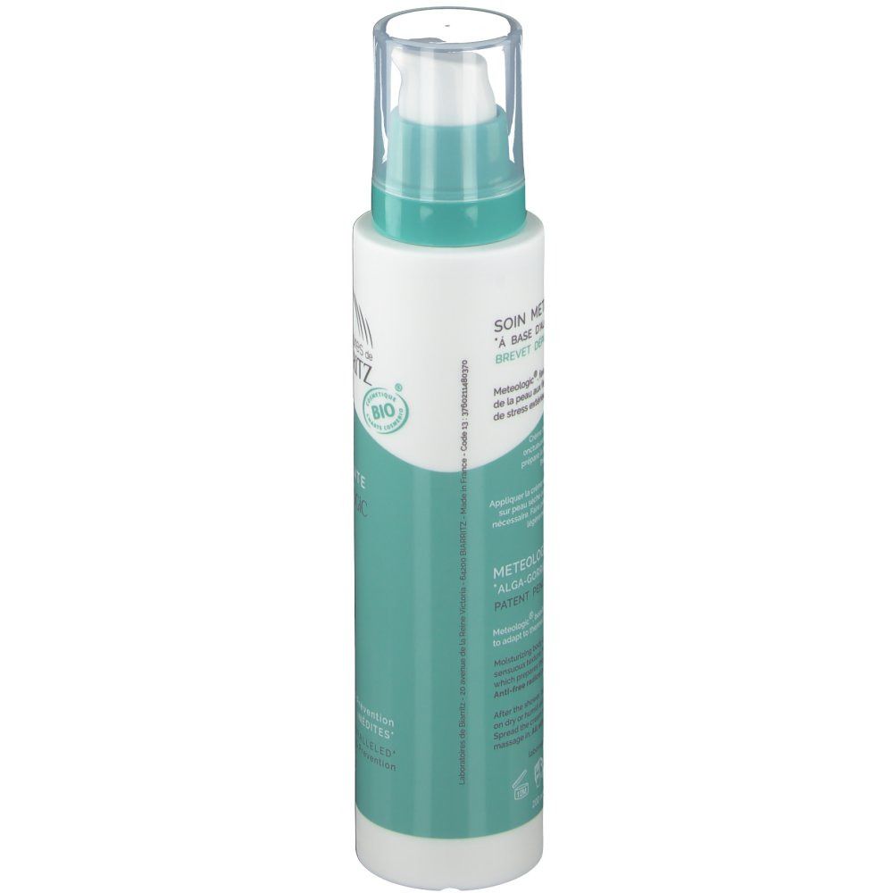 Weiß-türkisfarbene Flasche mit Dosierpumpe. Aufschrift: Laboratoires de Biarritz, Crème hydratante Meteo Logic, Corps. Bio-Zertifizierung.