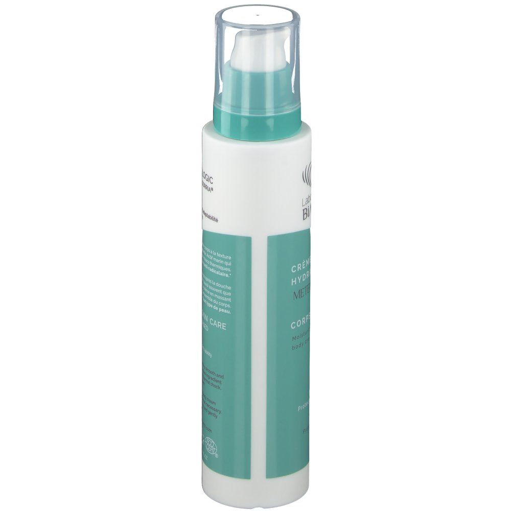 Weiß-türkisfarbene Flasche mit Dosierpumpe. Aufschrift: Laboratoires de Biarritz, Crème hydratante Meteo Logic, Corps.