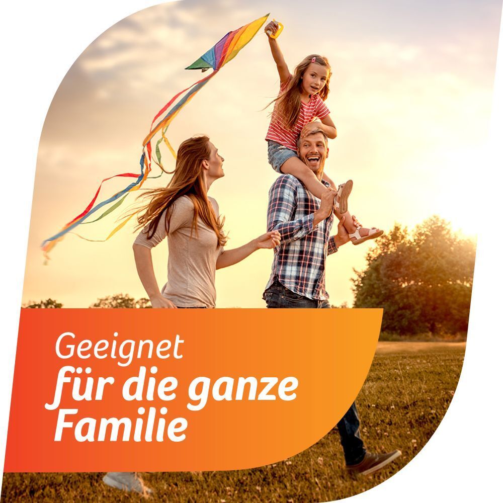 Familie im Freien. Text: Geeignet für die ganze Familie. Orangefarbener Hintergrund.