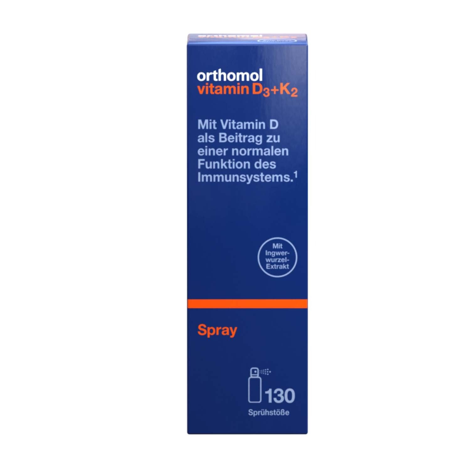 Blau-weiße Schachtel mit Produktinformationen. Enthält Spray-Symbol und Text: Orthomol Vitamin D3+K2 Spray.