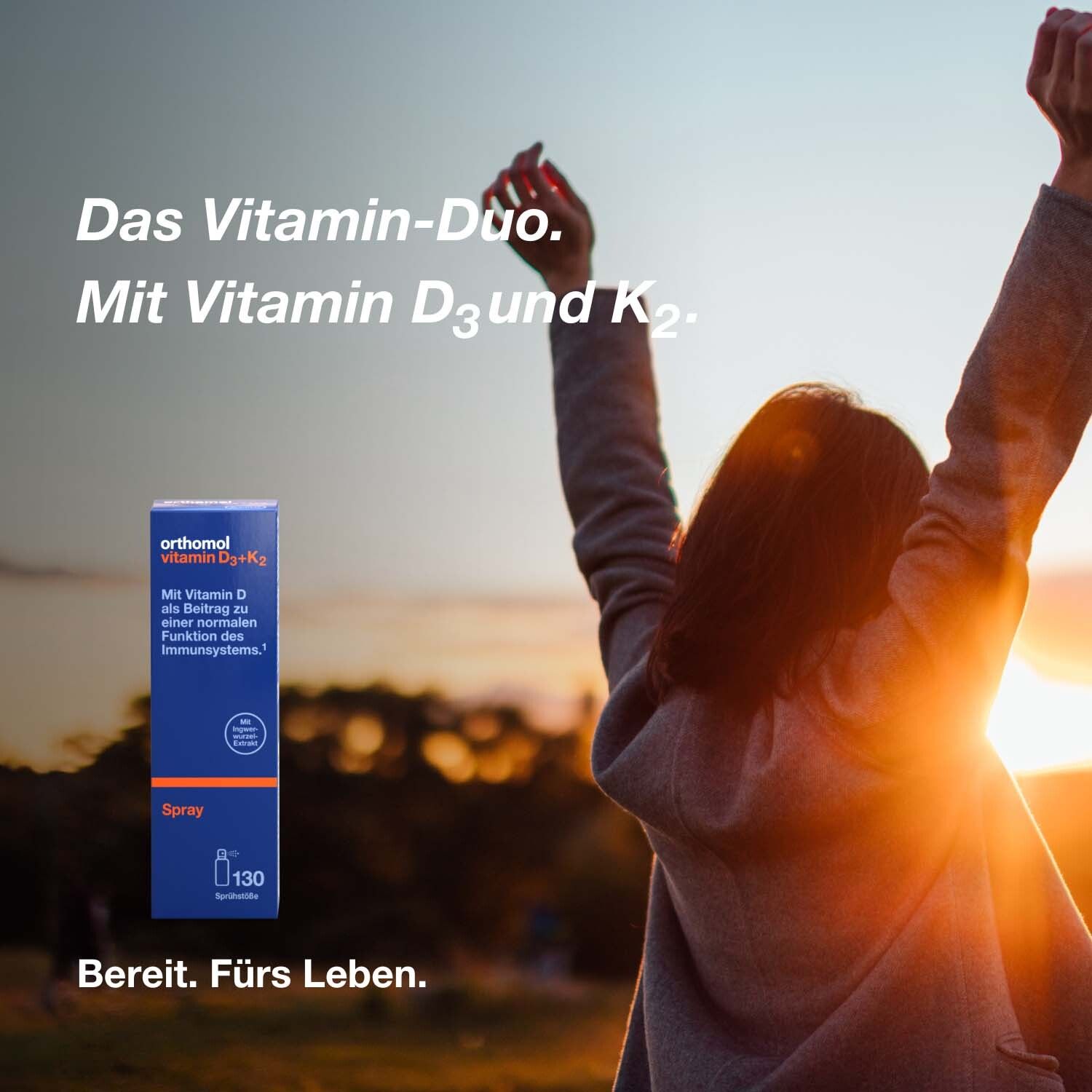 Person mit erhobenen Armen vor Sonnenuntergang. Produktbox im Bild: Orthomol Vitamin D3+K2 Spray.