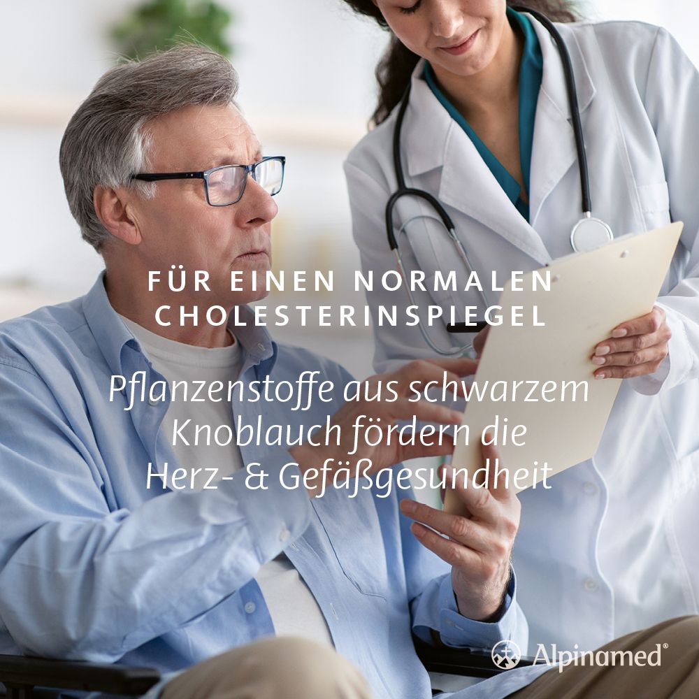 Arzt und Patient betrachten Unterlagen. Text: Für einen normalen Cholesterinspiegel. Marke: Alpinamed. Produkt-Werbung.