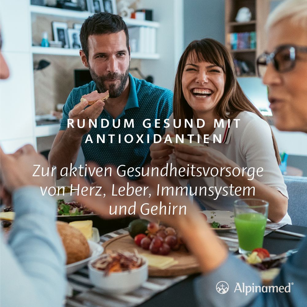 Menschen essen und lachen. Text: Rundum gesund mit Antioxidantien. Marke: Alpinamed. Werbung für Herz, Leber, Immunsystem und Gehirn.