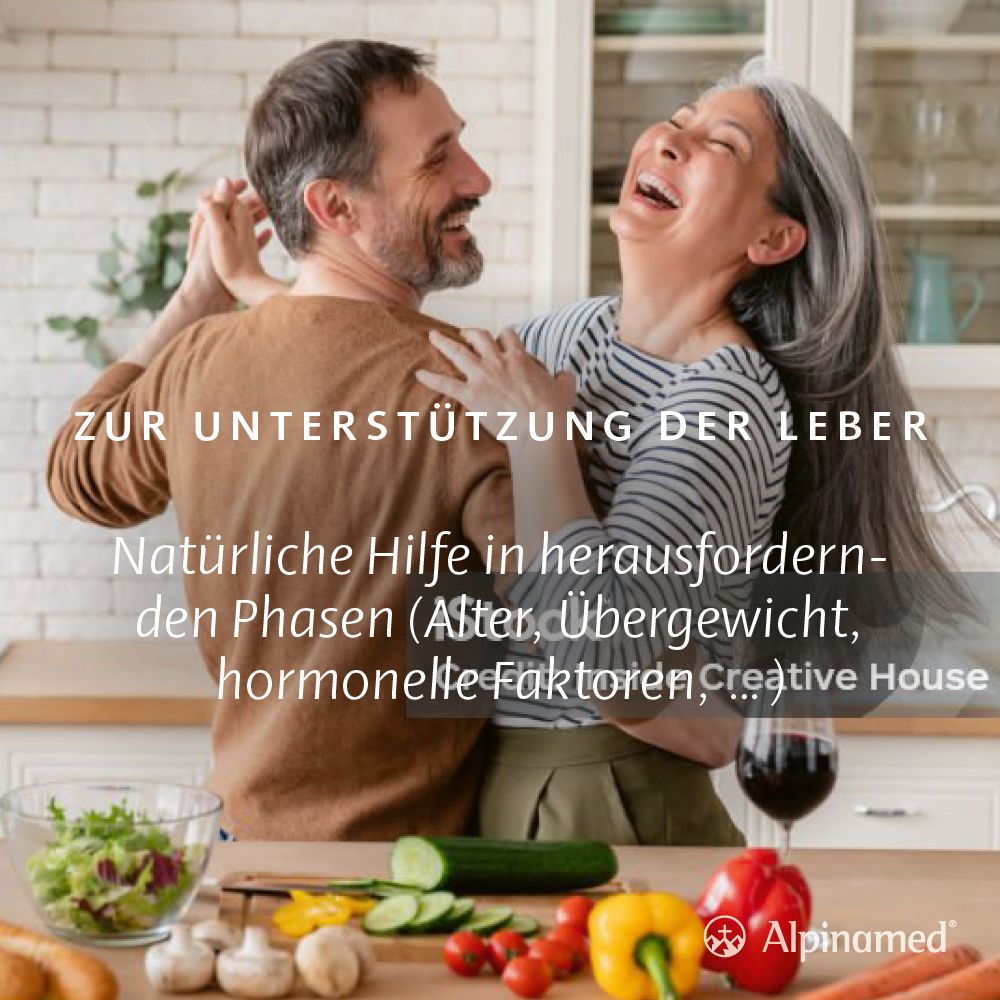 Paar tanzt in Küche. Text: Zur Unterstützung der Leber. Marke: Alpinamed. Werbung für natürliche Hilfe in herausfordernden Phasen.