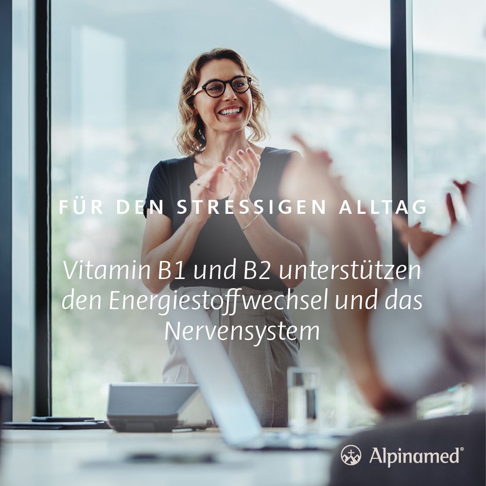 Frau spricht in Büro. Text: Für den stressigen Alltag. Marke: Alpinamed. Werbung für Vitamin B1 und B2 zur Unterstützung des Nervensystems.