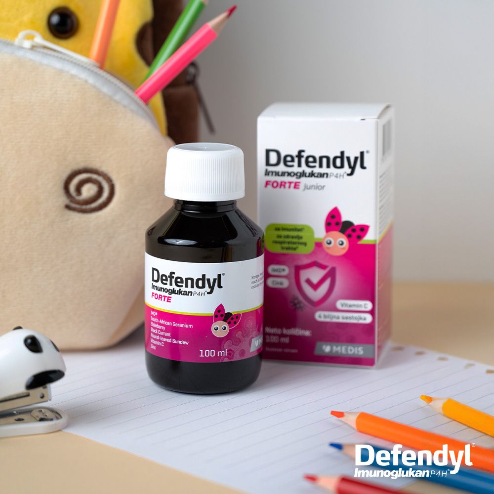 Defendyl-Imunoglukan P4H® FORTE junior, Flasche und Verpackung. 100 ml Sirup. Stifte und Notizblock auf dem Tisch.