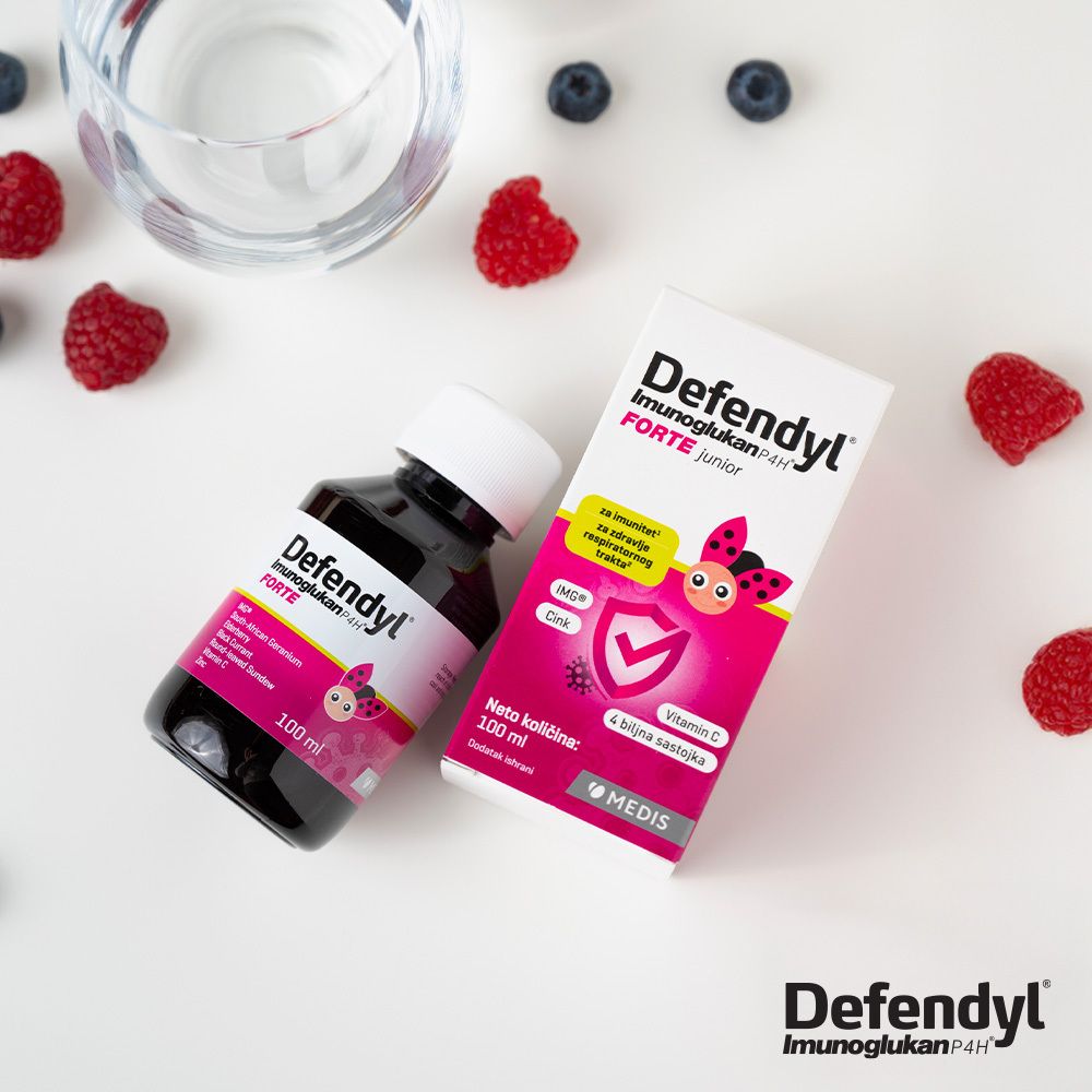 Defendyl-Imunoglukan P4H® FORTE junior, Flasche und Verpackung. 100 ml Sirup. Himbeeren und Blaubeeren auf dem Tisch.