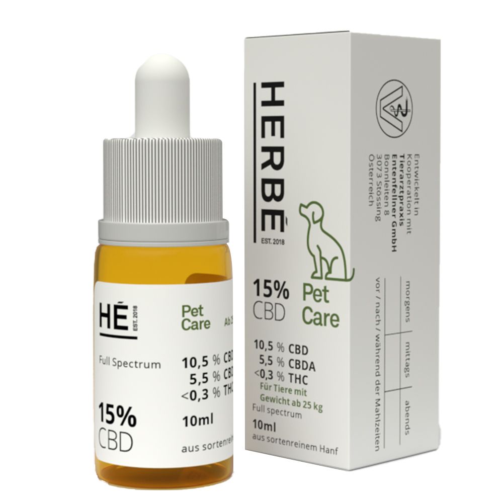 HERBÉ Pet-Care CBD Öl 15 %. Braune Glasflasche mit Pipette und weißer Kappe. Weiße Verpackung mit Produktinformationen und Logo.