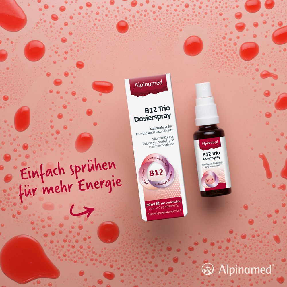 Produkt und Verpackung auf rotem Hintergrund. Text: Einfach sprühen für mehr Energie. Alpinamed B12 Trio Dosierspray.