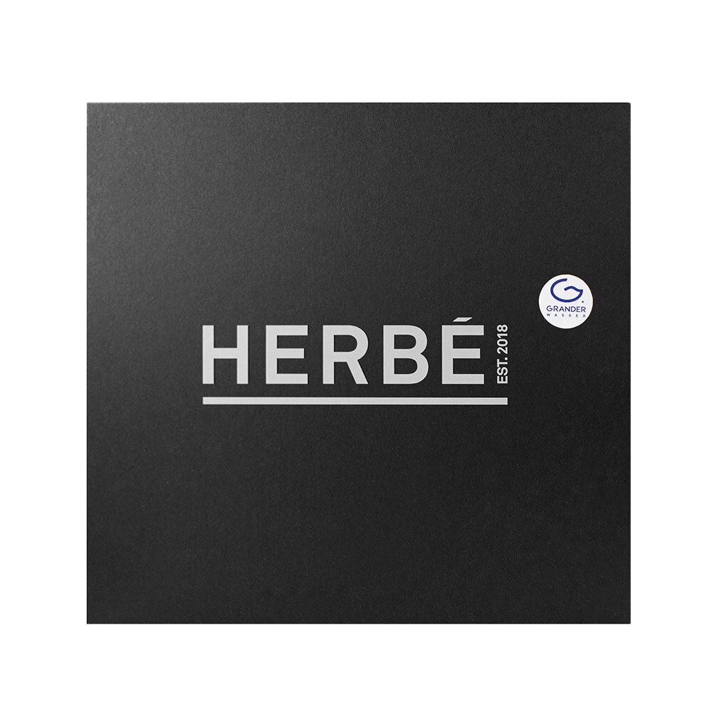 Schwarze Geschenkbox mit weißem HERBÉ-Logo und „Grander France“ Logo. Aufschrift: EST.2018.