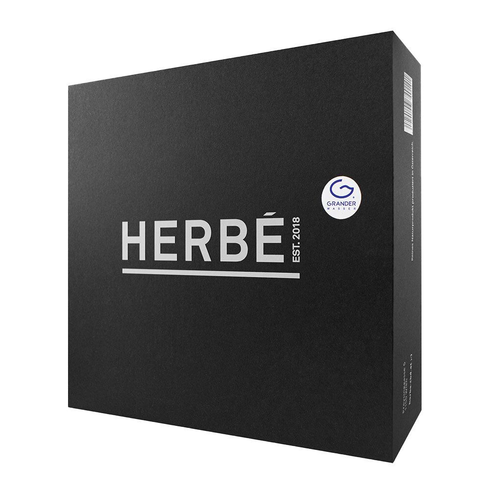 Schwarze Geschenkbox mit weißem HERBÉ-Logo und „Grander France“ Logo. Aufschrift: EST.2018. Box steht.