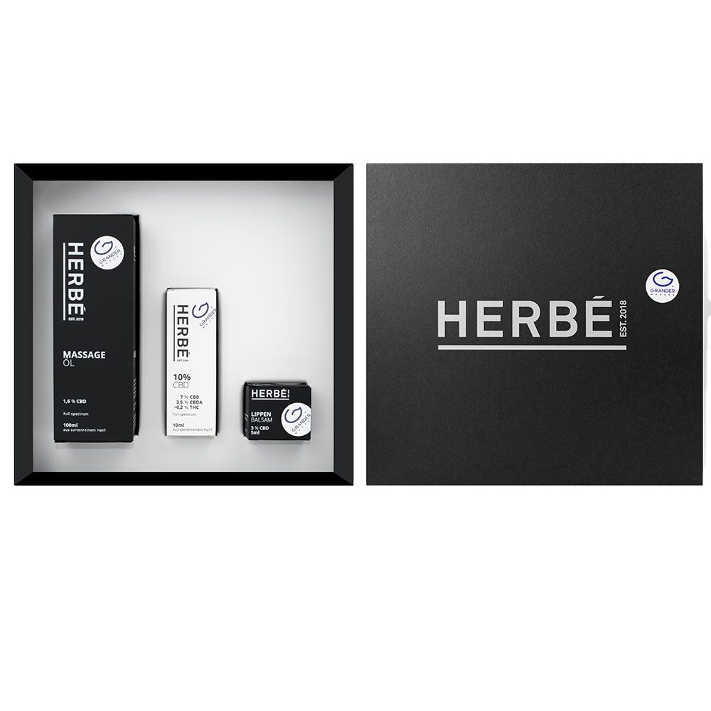 Geöffnete Geschenkbox mit Produkten. Links: Massage Öl. Mitte: 10% CBD. Rechts: Lippenbalsam. HERBÉ-Logo und „Grander France“ Logo.