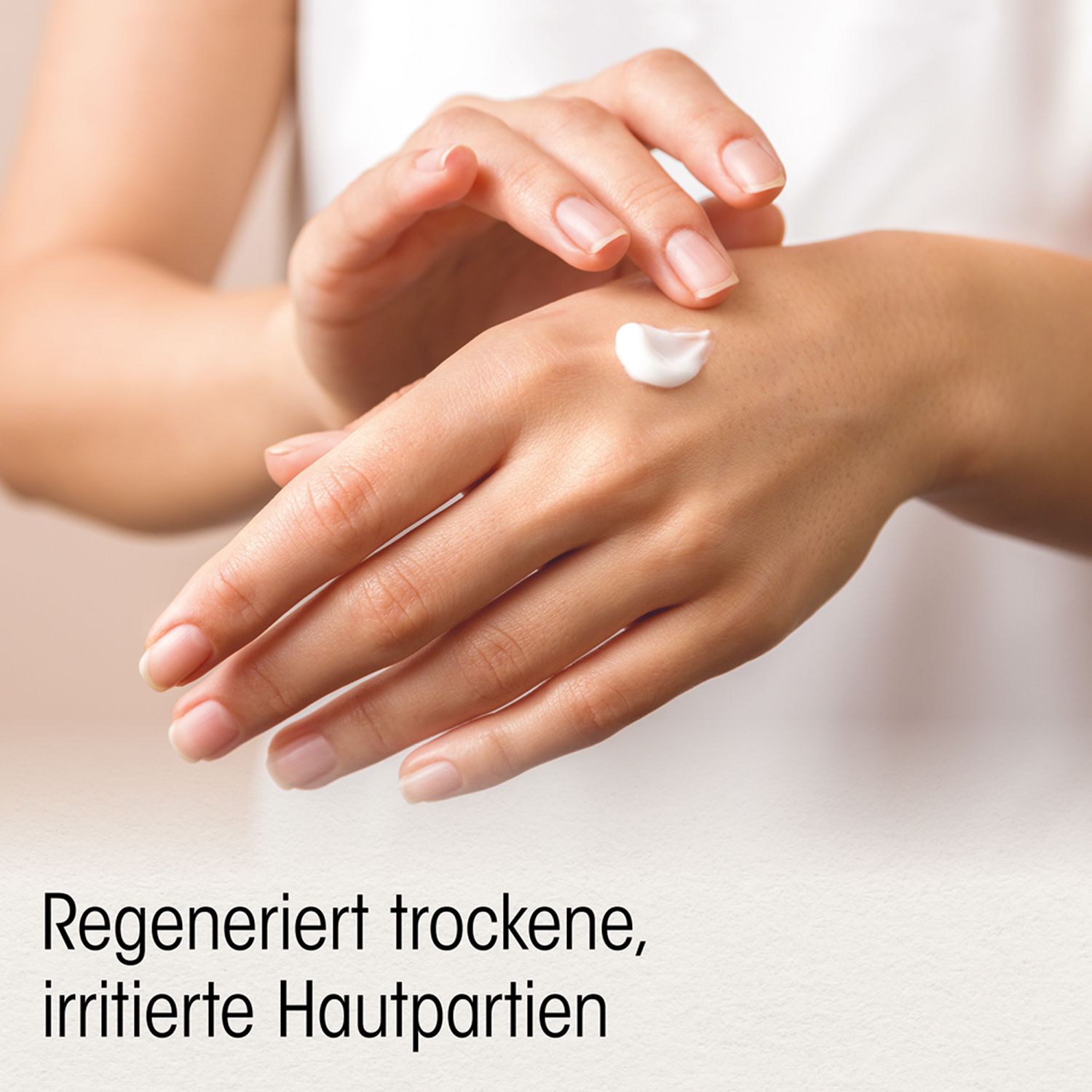 Hände mit Creme. Text: Regeneriert trockene, irritierte Hautpartien.