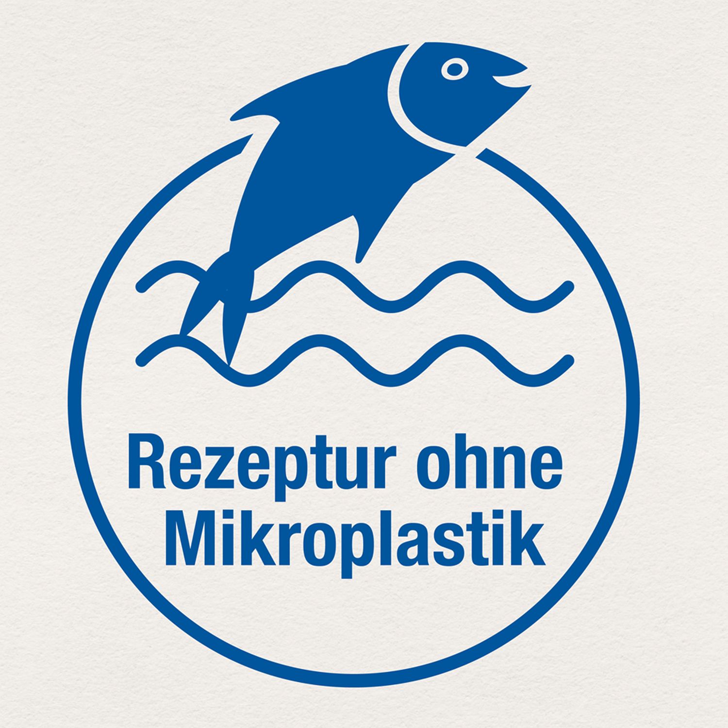 Blaues Logo mit Fisch und Text: Rezeptur ohne Mikroplastik.
